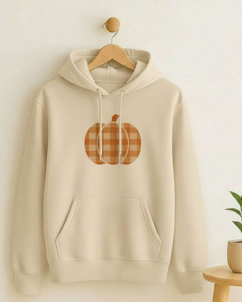 Creme witte hoodie met een oranje geruite pompoen ontwerp