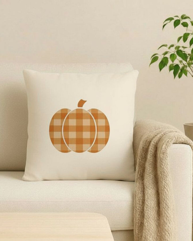 creme wit kussen met een geruite pompoen ontwerp